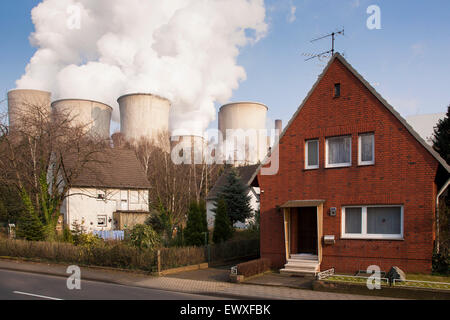 DEU, Allemagne, Rhénanie du Nord-Westphalie, le brown coal power station Niederaußem, près de Bergheim, maisons du district d'Auenheim. Banque D'Images