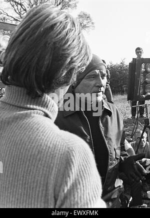 Richard Burton entre prend pendant le tournage de "l'emplacement Villain' . La distribution et l'équipe où à l'usine de verre de Eaton Clark sur la zone industrielle sud, Bracknell pour filmer une scène de snatch les salaires. Octobre 1970 Banque D'Images