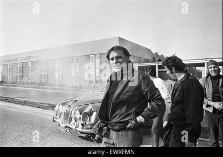 Richard Burton au cours de tournage "Le méchant". La distribution et l'équipe où l'usine de verre de Eaton Clark sur la zone industrielle sud, Bracknell pour filmer une scène de snatch les salaires. Burton joue le personnage principal Vic Dakin un sadique meurtrier, Lo Banque D'Images