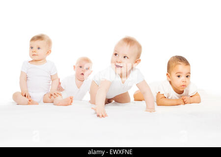 Quatre mignons petits bébés ramper dans une ligne blanche d'usure Banque D'Images