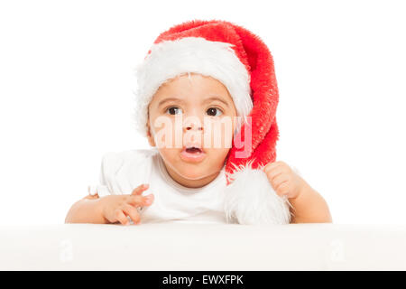 Bébé africain dans red Christmas hat semble surpris Banque D'Images