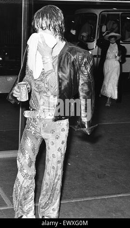 Mick Jagger des Rolling Stones arrivant à l'odéon New Street, Birmingham avant cette soirée concert. Bianca Jagger peut être vu quitter l'autobus de tournée dans l'arrière-plan 19 Septembre, 1973 Banque D'Images