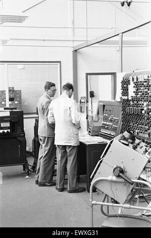 Daily Mirror Ruggles fonctionnalité sur le l'équipe au National Physical Laboratory, Teddington, développer le moteur de calcul automatique appelé le pilote ACE. Le pilote a couru son premier programme ACE le 10 mai 1950 et a été montré à la presse en décembre 20 01 Banque D'Images