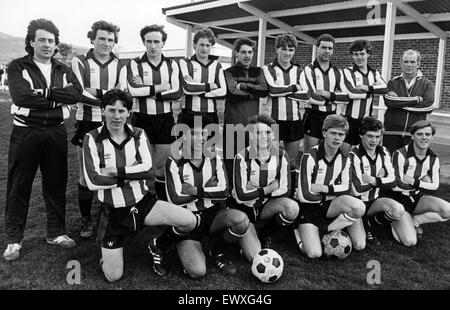 Guisborough Ville F.C., champions de la ligue junior. Rangée arrière de gauche à droite : Andrew Myers, Peter Speck, Martin Hedgeley, Stephen Wardell, Paul O'Brien, Ian Humpleby, Mark Stephensen, Kevin Mannering (physic) Rangée avant : John Scott, Peter Singh, John Ward Banque D'Images