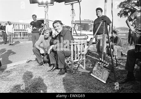 Richard Burton entre prend pendant le tournage de "l'emplacement Villain' . La distribution et l'équipe où à l'usine de verre de Eaton Clark sur la zone industrielle sud, Bracknell pour filmer une scène de snatch les salaires. Octobre 1970 Banque D'Images