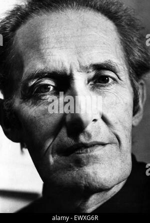 John Petts, concepteur de vitraux, de la fenêtre de galles pour New York, photographié vers 1973. Le vitrail, a été financé par des dons provenant de la population du pays de Galles, pour remplacer un shattered dans l'explosion d'une bombe à l'Église baptiste de Birming Banque D'Images