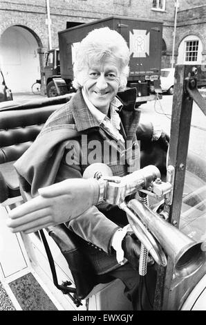 John Pertwee que Dr qui, vu avec Bessie le médecin Roadster édouardienne pendant le tournage du film "Le Temps des monstres à Swallowfield Park Comté. 4 avril 1972 Banque D'Images
