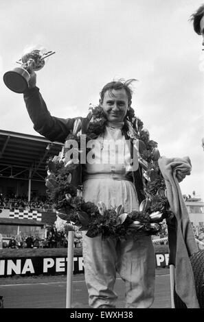 La Course des Champions de Brands Hatch de course automobile de Formule 1 remporté par Bruce McLaren au volant d'une McLaren Ford M7A 2994cc. Bruce McLaren en tenant son trophée et le port de la couronne de laurier présenté au bout de sa victoire. 17 mars 1968. Banque D'Images