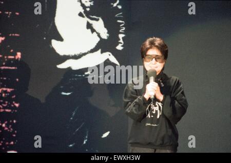 John Lennon Memorial Concert tenu à Pier Head, Liverpool. Yoko Ono sur scène. 5e mai 1990. Banque D'Images