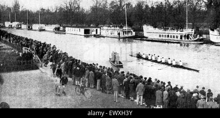 Huit femmes d'Oxford au poste de finition après avoir pris part à un match contre l'aviron a Newham College à Oxford de l'équipage. Le concours a été décidé à l'heure, chaque équipage aviron le cours séparément, et a été remporté par l'équipage d'Oxford. Newham a pris l'eau en premier Banque D'Images