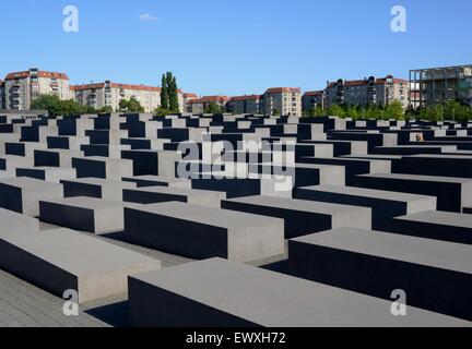 Mémorial de l'Holocauste, Berlin, Allemagne. Blocs de béton sombre. Banque D'Images