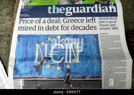 Guardian titre avant le référendum le 1er juillet 2015 'prix d'un deal : gauche Grèce embourbée dans la dette pour des décennies". Banque D'Images