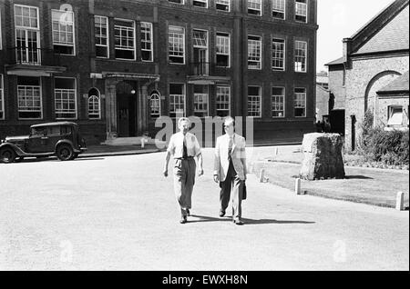 Daily Mirror Ruggles fonctionnalité sur le l'équipe au National Physical Laboratory, Teddington, développer le moteur de calcul automatique appelé le pilote ACE. Le pilote a couru son premier programme ACE le 10 mai 1950 et a été montré à la presse en décembre 20 01 Banque D'Images
