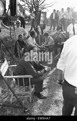 Richard Burton entre prend pendant le tournage de "l'emplacement de Bandit' . La distribution et l'équipe où à l'usine de verre de Eaton Clark sur la zone industrielle sud, Bracknell pour filmer une scène de snatch les salaires. Octobre 1970 Banque D'Images