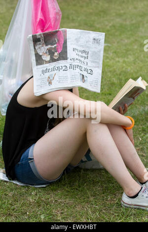 Wimbledon London,UK. 2e juillet 2015. Attente des fans billets Wimbledon pour couvrir la tête avec des journaux qu'ils sont pris dans une bruine de la pluie après la canicule de la journée avant de Crédit : amer ghazzal/Alamy Live News Banque D'Images