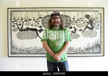 Artiste Rob Ryan est montré à Yorkshire Sculpture Park avec certains de ses travaux. Photo : Scott Bairstow/Alamy Banque D'Images