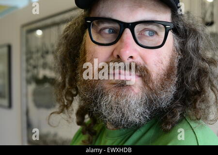 Artiste Rob Ryan est montré à Yorkshire Sculpture Park avec certains de ses travaux. Photo : Scott Bairstow/Alamy Banque D'Images