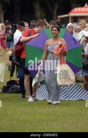 Wimbledon, Londres. L'Angleterre. 2 juillet, 2015. Après la journée de juillet le plus chaud jamais enregistré, l'attente des fans pour les billets de Winbledon Park pour voir le tennis à Wimbledon face à des températures beaucoup plus fraîches et de douches à effet pluie. Banque D'Images
