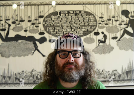 Artiste Rob Ryan est montré à Yorkshire Sculpture Park avec certains de ses travaux. Photo : Scott Bairstow/Alamy Banque D'Images