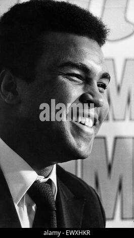 Muhammad Ali visite le co-op et la gare de Birmingham New Street durant sa tournée de promotion pour l'Ovaltine avant d'accueillir une conférence de presse à l'Albany. 13 octobre 1971. Banque D'Images