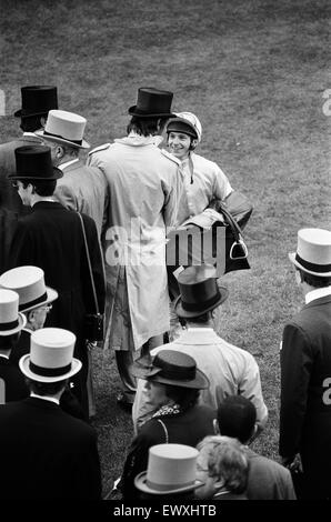 Steve Cauthen, jockey de quatre ans éloge, vainqueur de la Gold Cup d'Ascot, d'être félicité. Le formateur est Henry Cecil et le propriétaire est le Seigneur Howard de Walden. 17 juin 1987. Banque D'Images