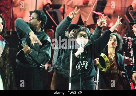 John Lennon Memorial Concert tenu à Pier Head, Liverpool. Yoko Ono sur scène. 5e mai 1990. Banque D'Images