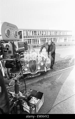 Richard Burton au cours de tournage "Le méchant". La distribution et l'équipe où à l'usine de verre de Eaton Clark sur la zone industrielle sud, Bracknell pour filmer une scène de snatch salaires.Burton joue le personnage principal Vic Dakin un sadique meurtrier, Lo Banque D'Images