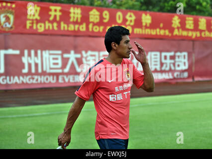 (150702) --Guangzhou, le 2 juillet 2015 (Xinhua) -- joueur de football brésilien Jose Paulo Bezerra Maciel Paulinho (Junior) arrive à la cour de formation à Guangzhou, Chine, le 2 juillet 2015. Paulinho déplacé de Tottenham Hotspur de Premier League anglaise de Super League chinoise Guangzhou Evergrande champion sur une entente de quatre ans. (Xinhua/Liu Dawei) Banque D'Images