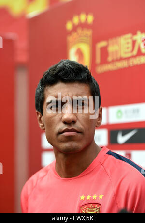 (150702) --Guangzhou, le 2 juillet 2015 (Xinhua) -- joueur de football brésilien Jose Paulo Bezerra Maciel Paulinho (Junior) répond aux questions après une session de formation à Guangzhou, Chine, le 2 juillet 2015. Paulinho déplacé de Tottenham Hotspur de Premier League anglaise de Super League chinoise Guangzhou Evergrande champion sur une entente de quatre ans. (Xinhua/Liu Dawei) Banque D'Images