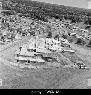 Yateley, Hampshire, juin 1970. Vue aérienne. À l'Est, vers Yateley School. Banque D'Images