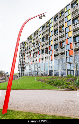 Offres et demandes de logement de la régénération. Un style moderne, l'éclairage des rues près de la nouvelle modernisé et rénové Park Hill appartements à Sheffield, Angleterre, Royaume-Uni Banque D'Images