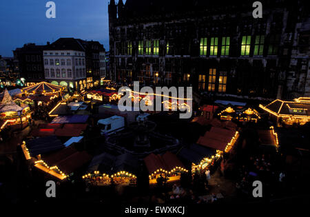 DEU, Allemagne, Aix-la-Chapelle, Foire de Noël au marché en face de l'hôtel de ville DEU, Deutschland, Aix-la-Chapelle, Weihnachtsmarkt auf dem Banque D'Images