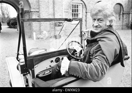 John Pertwee que Dr qui, vu avec Bessie le médecin Roadster édouardienne pendant le tournage du film "Le Temps des monstres à Swallowfield Park Comté. 4 avril 1972 Banque D'Images
