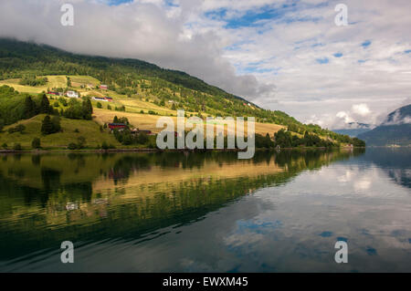 Dans un paysage magnifique fjord près de l'ancienne norvège Banque D'Images