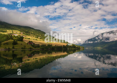 Dans un paysage magnifique fjord près de l'ancienne norvège Banque D'Images