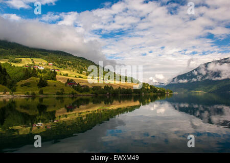 Dans un paysage magnifique fjord près de l'ancienne norvège Banque D'Images