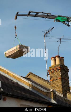 / Bois / bois / planches / poutrelles poutrelles livré par grue pour un toit de maison Accueil / nouveau dorma extension. UK Banque D'Images