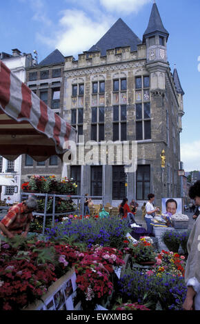 DEU, Allemagne, Aix-la-Chapelle, flower stall sur le marché en face de la chambre Loewenstein. DEU, Deutschland, Aix-la-Chapelle, Blumenverkauf auf Banque D'Images