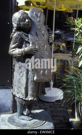 DEU, Allemagne, Aix-la-Chapelle, le Printenmaedchen devant le café Daele. DEU, Deutschland, Aix-la-Chapelle, das, Printenmaedchen Skulptur v Banque D'Images