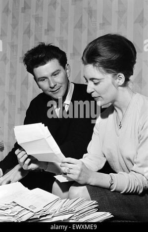 Député conservateur de Smethwick, Peter Griffiths et son épouse Jeannette. 9e novembre 1964. Banque D'Images