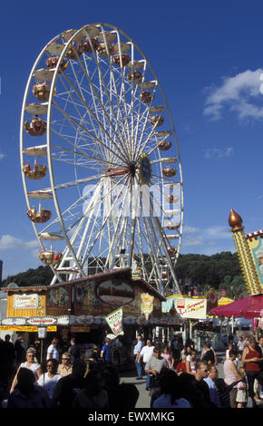 DEU, Allemagne, Aix-la-Chapelle, kermis Oecher Bend, grande roue. DEU, Deutschland, Aix-la-Chapelle, Riesenrad auf der Kirmes Oecher Bend. Banque D'Images