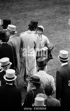 Steve Cauthen, jockey de quatre ans éloge, vainqueur de la Gold Cup d'Ascot, d'être félicité. Le formateur est Henry Cecil et le propriétaire est le Seigneur Howard de Walden. 17 juin 1987. Banque D'Images