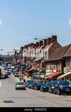 Watling Avenue est bordée de boutiques avec des auvents colorés, Burnt Oak, Broadway, Edgware, Greater London HA8, Angleterre, Royaume-Uni. Banque D'Images