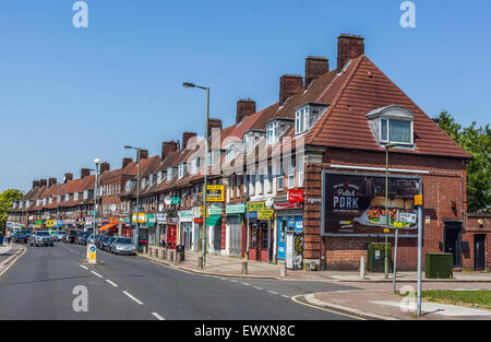 Rangée de maisons mitoyennes et boutiques sur Deansbrook Road, High street, Edgware, HA8, Angleterre, Royaume-Uni. Banque D'Images