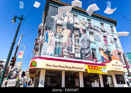 La fresque et la sculpture de livres volantes de North Beach, au coin de Columbus Ave. & Broadway, Chinatown, San Francisco, Californie, États-Unis. Banque D'Images