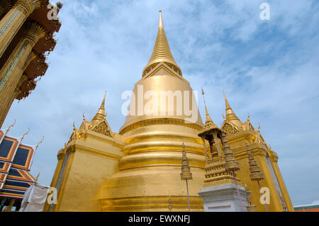 Phra Sri Rattana Chedi de style Sri-lankais de Wat Phra Kaew - Temple du Bouddha Émeraude Banque D'Images