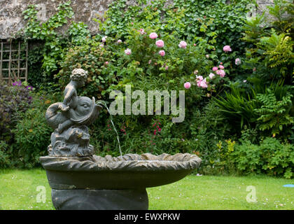 Chérubin et Dolphin Fountain dans Chalet jardin Banque D'Images