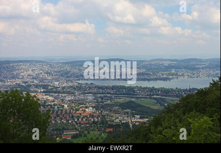 Vue sur la ville et le lac de Zurich, à partir de la montagne Uetliberg Banque D'Images