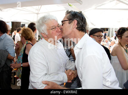 Munich, Allemagne. 07 juillet, 2015. Le réalisateur français Jean-Jacques Annaud (L) et l'acteur britannique Rupert Everett rencontrez lors d'un événement de la Bavière FilmFernsehFonds (FFF) dans le cadre du 33e Festival du Film de Munich à Munich, 02 juillet 2015. Photo : Tobias HASE/dpa dpa : Crédit photo alliance/Alamy Live News Banque D'Images