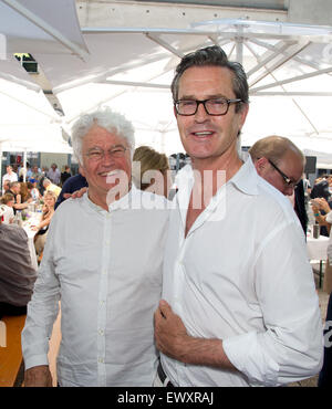 Munich, Allemagne. 07 juillet, 2015. Le réalisateur français Jean-Jacques Annaud (L) et l'acteur britannique Rupert Everett poser lors d'un événement de la Bavière FilmFernsehFonds (FFF) dans le cadre du 33e Festival du Film de Munich à Munich, 02 juillet 2015. Photo : Tobias HASE/dpa dpa : Crédit photo alliance/Alamy Live News Banque D'Images